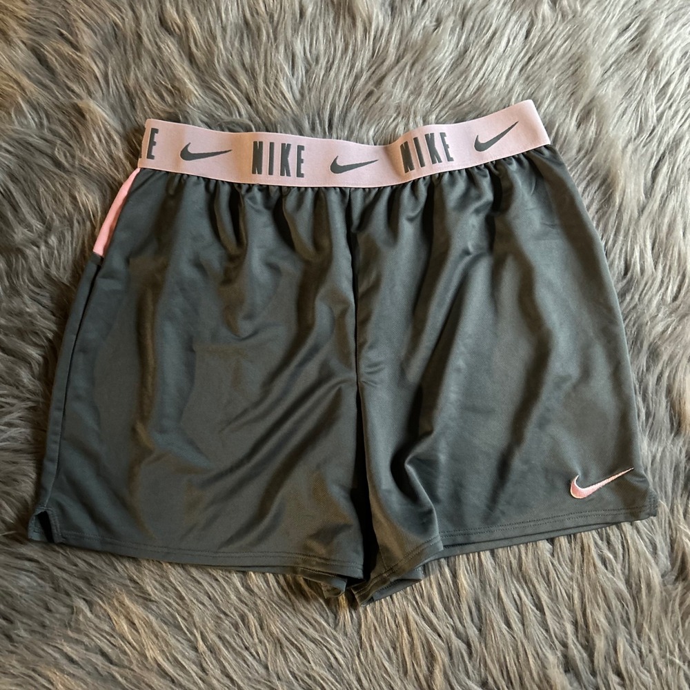 Nike‎ Dri-Fit Shorts Womens Size Medium [+] Gray Pink Stretchy Lightweight Short